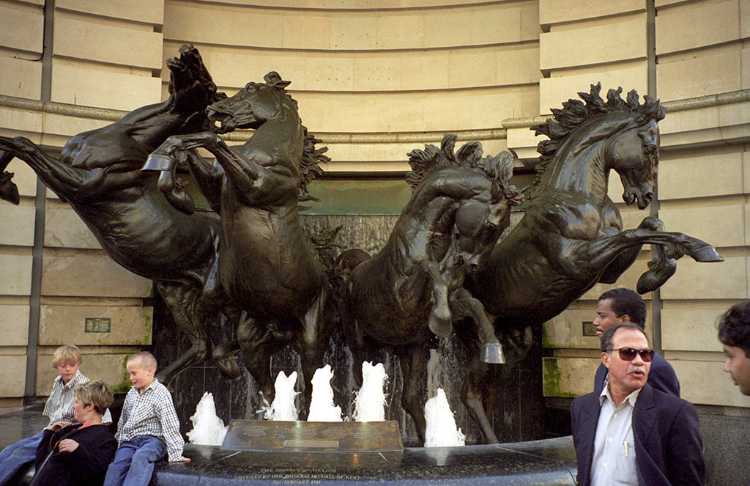 The Four Bronze Horses of Helios was created by sculptor Rudy Weller in 1992. It is near Piccadilly Circus in London.