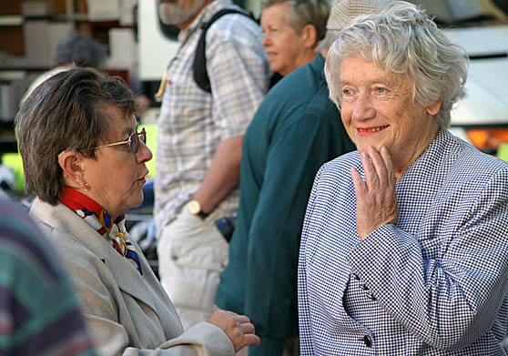 These ladies were chatting on market day in Isle sur Sorgue. Actually the lady on the left was doing all of the talking while the lady with hand to chin seemed to be politely listening.