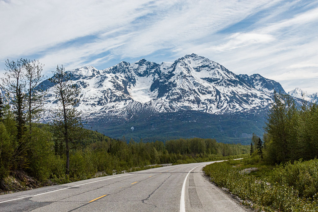Mountains along the Richardson Highway are very close [T3i_0290]